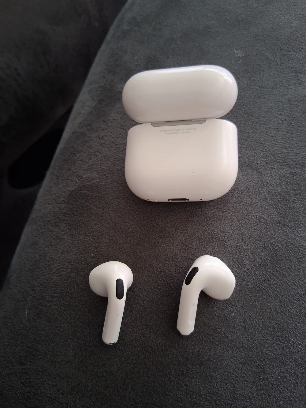 Apple White Wireless Earbuds with White Charging Case and LED. NOISE CANCELATION